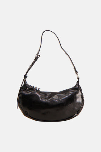 Sac à bandoulière noir de PIECES®, avec une texture brillante et une bandoulière réglable sur un fond blanc.