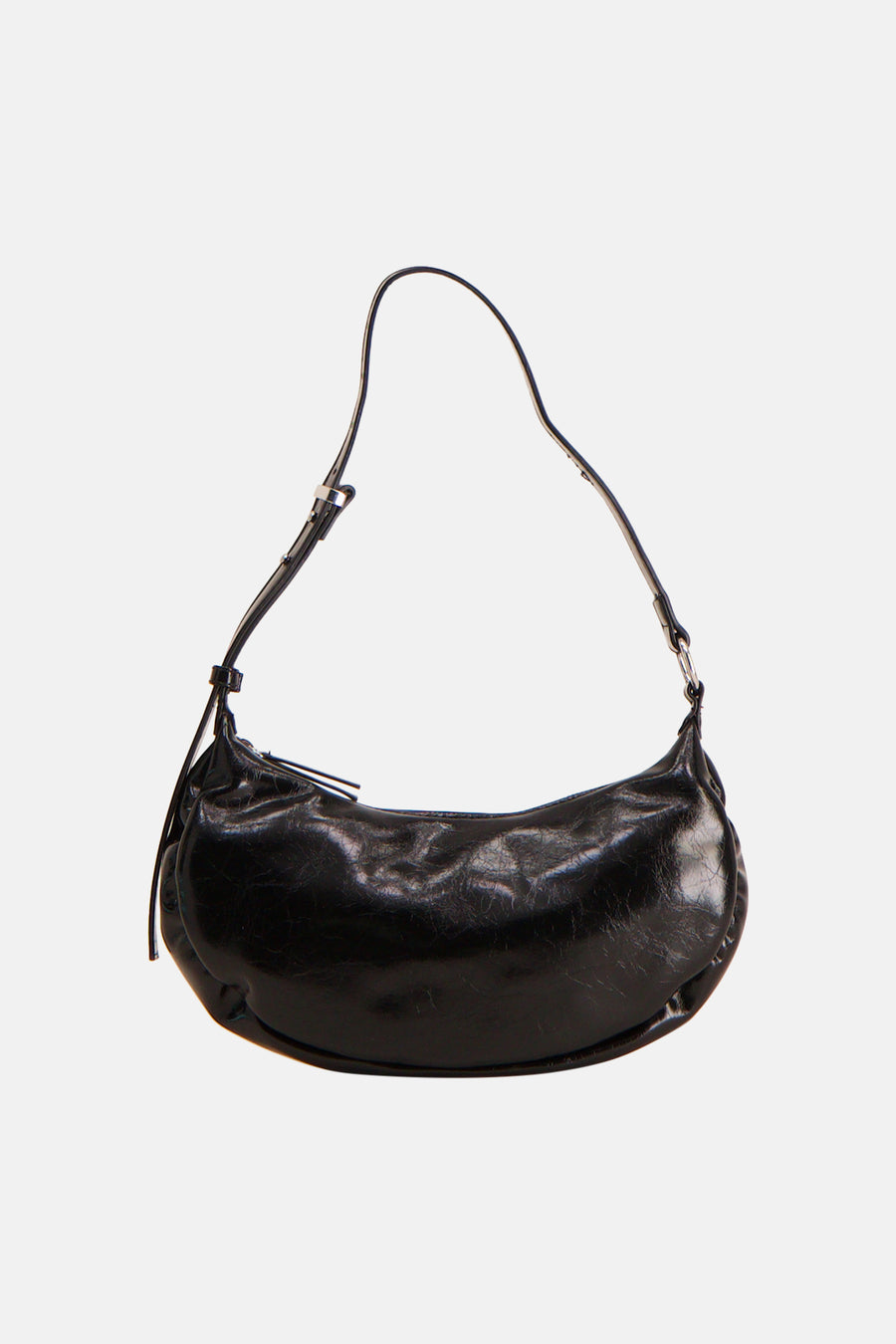Sac à bandoulière noir de PIECES®, avec une texture brillante et une bandoulière réglable sur un fond blanc.