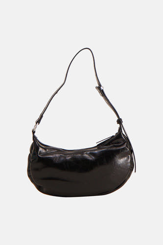 Sac à bandoulière noir de PIECES, avec texture brillante et bandoulière réglable.