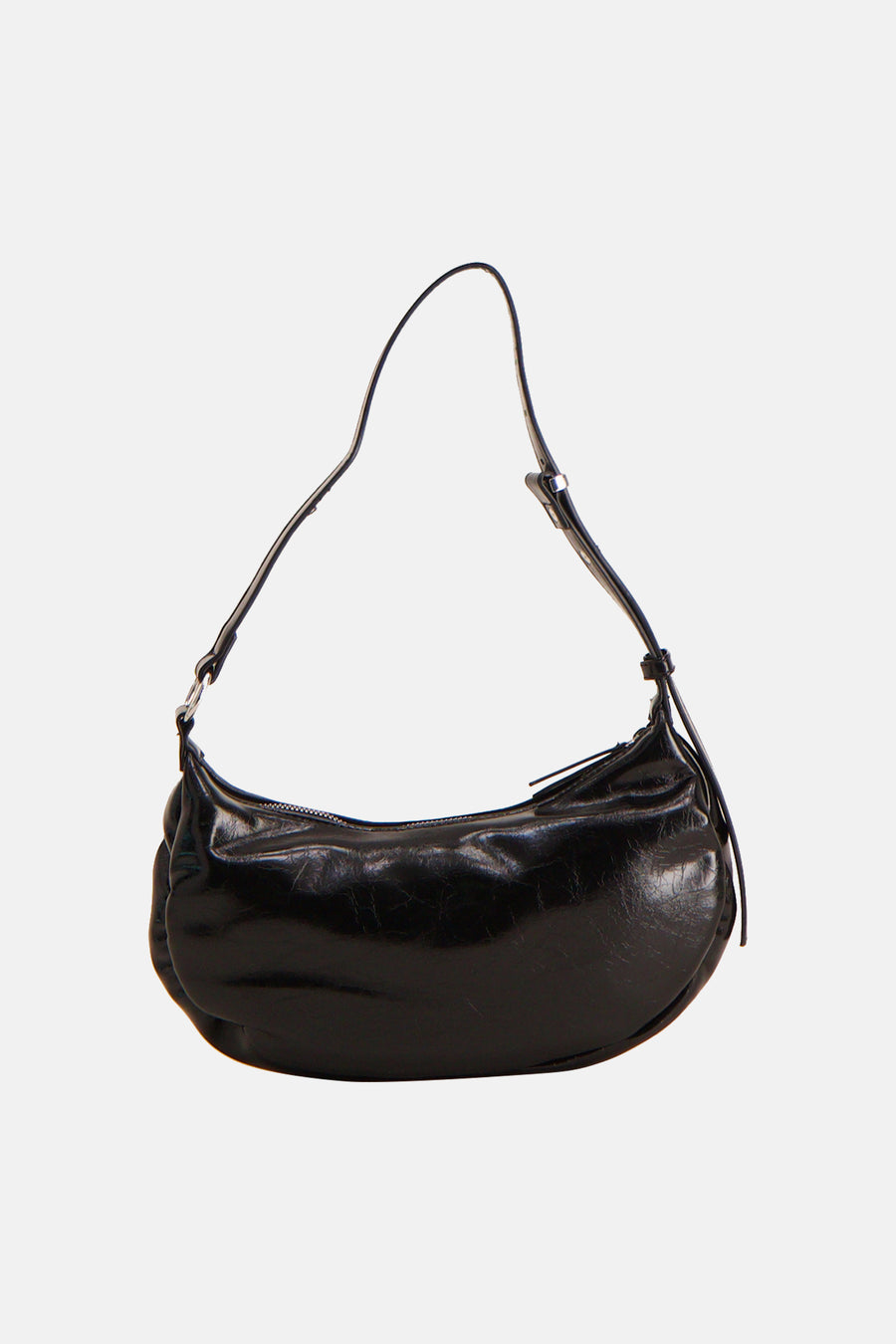 Sac à bandoulière noir de PIECES, avec texture brillante et bandoulière réglable.