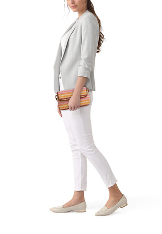 Sac à bandoulière tissé multicolore de PIECES® avec rayures, tenu par un mannequin en blazer.