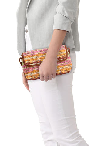 Sac à bandoulière multicolore à rayures de PIECES® avec texture tissée et bordures marron, tenu par le mannequin.