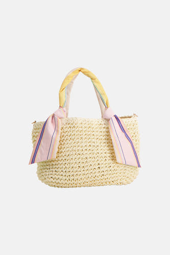 Sac à bandoulière écru crocheté de PIECES® avec écharpe rayée colorée nouée autour des anses.