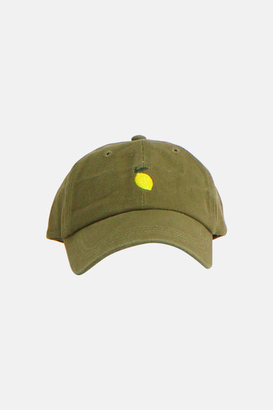 Casquette verte de PIECES® avec sangle réglable et boucle métallique à l'arrière.
