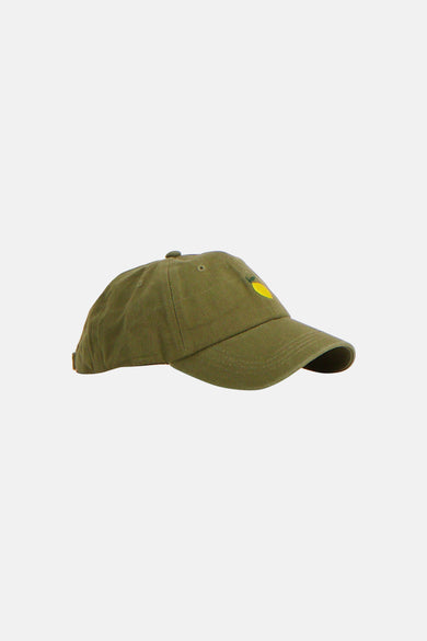 Groene pet van PIECES® met geborduurde gele citroen, in zijzicht.