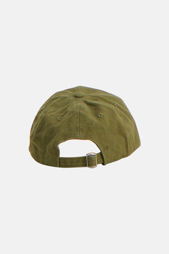 Groene pet van PIECES® met verstelbare riem en metalen gesp aan de achterkant.