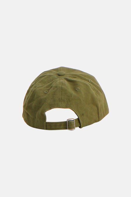 Groene pet van PIECES® met verstelbare riem en metalen gesp aan de achterkant.