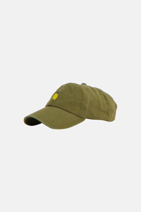 Casquette vert olive de PIECES® avec un cercle jaune brodé et une petite tige verte sur le devant, vue latérale.