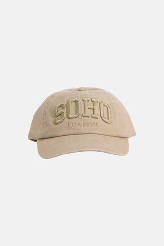 Ecru pet van PIECES® met de geborduurde tekst "SOHO LONDON" aan de voorkant.