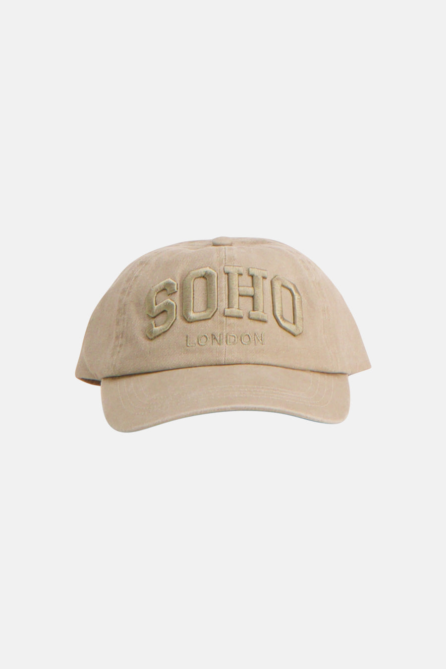 Ecru pet van PIECES® met de geborduurde tekst "SOHO LONDON" aan de voorkant.
