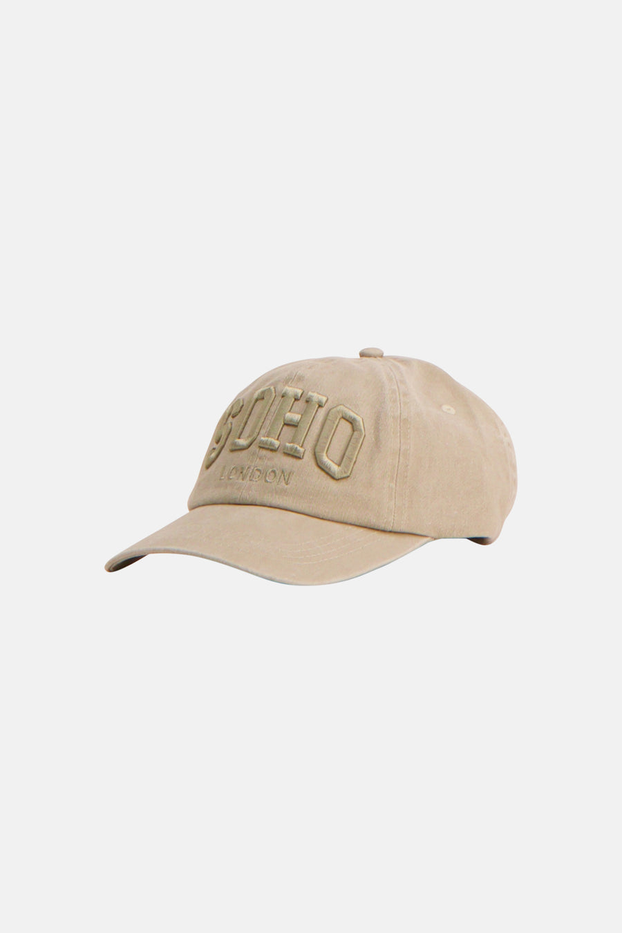 Casquette écru de PIECES® avec le texte en relief 'SOHO LONDON' sur le devant, vu de côté.