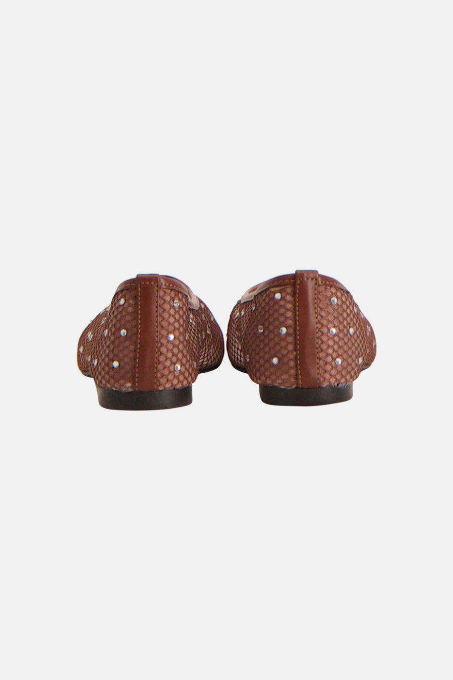 Bruine ballerina's van PIECES® met een schubbenpatroon en zilverkleurige studs, van achteren gezien.