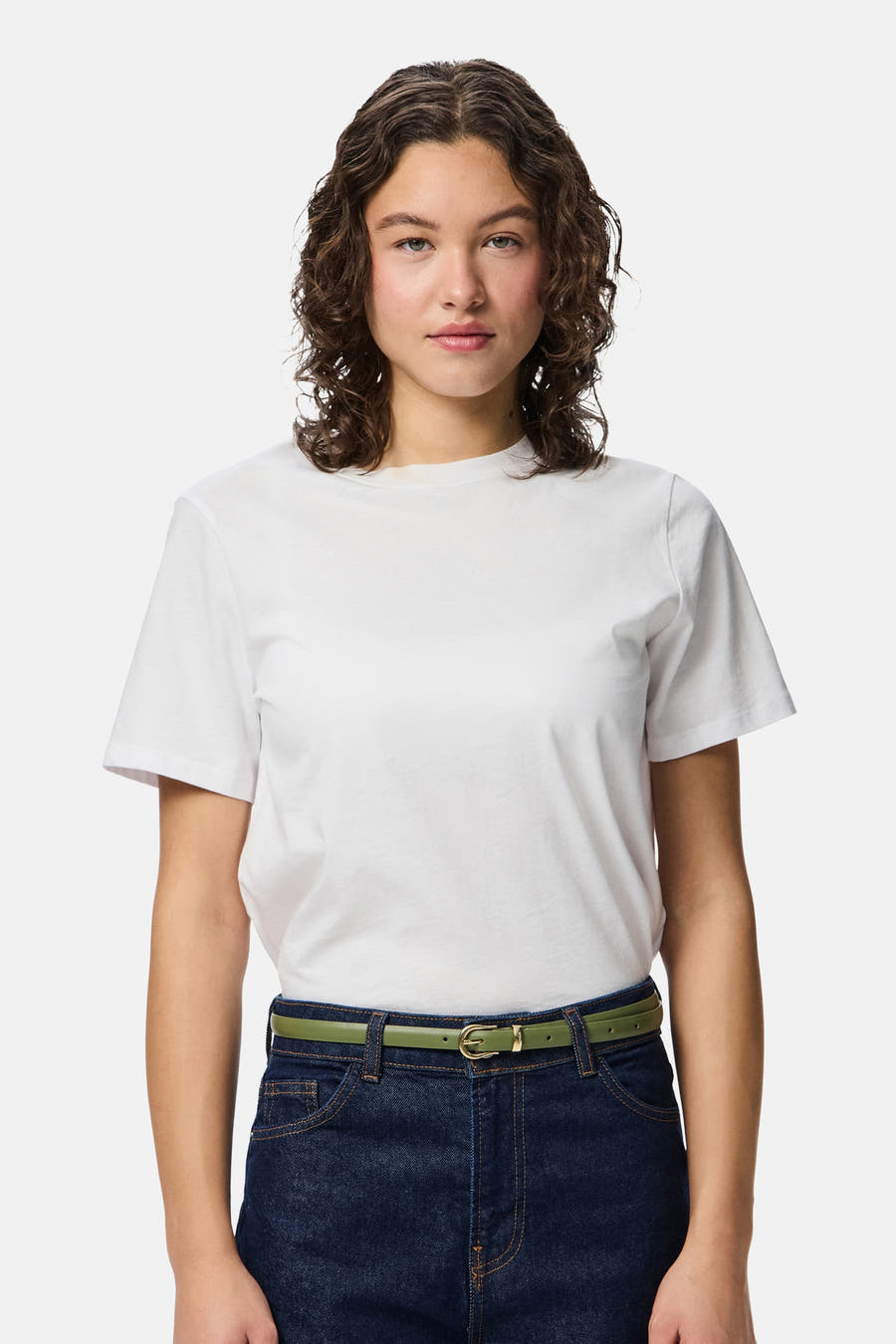 Multikleurige riem van PIECES, met een gouden gesp en gedragen met een witte t-shirt en een donkerblauwe jeans.
