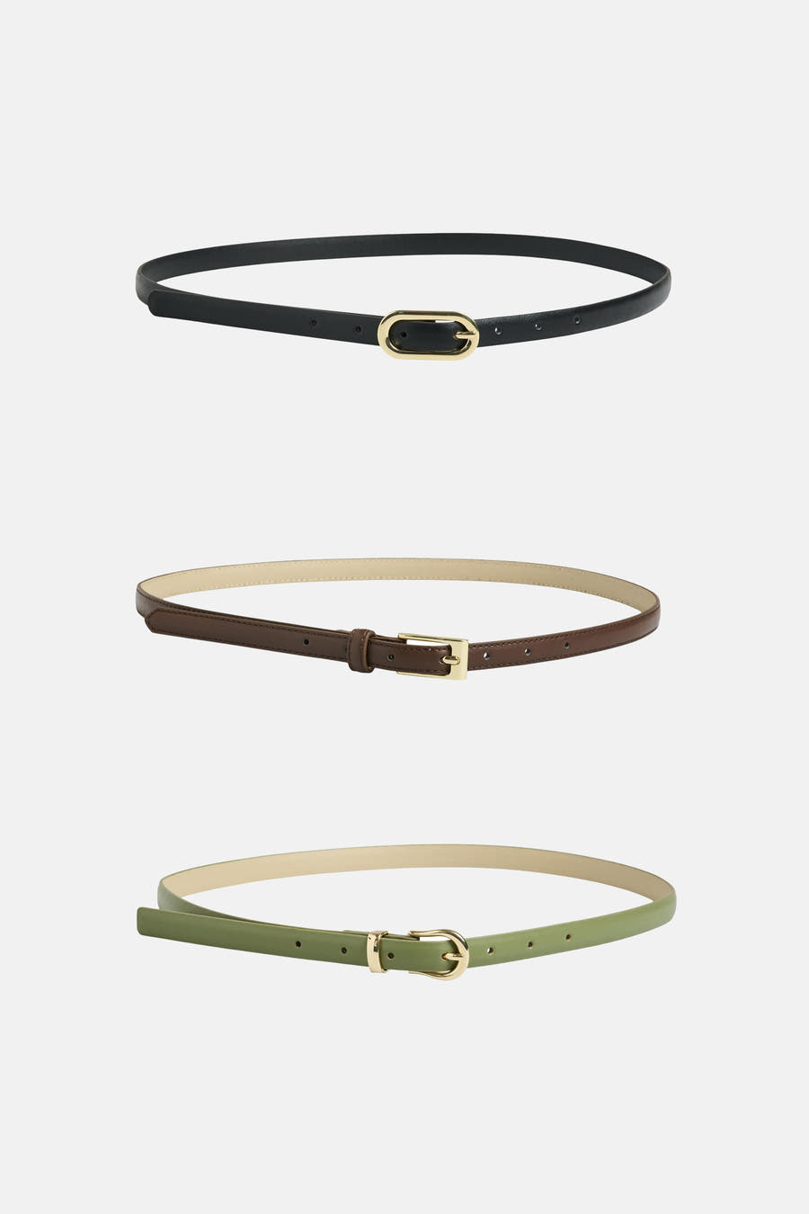 Multikleurige riemen van PIECES®, getoond in zwart, bruin en olijfgroen, met smalle bandjes en gouden gespen.