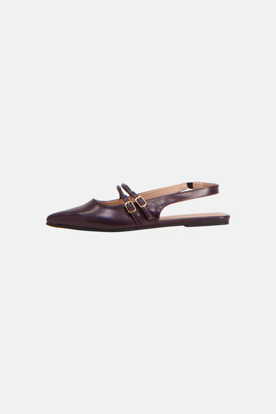 Paarse sandalen van PIECES®, met dubbele bandjes en gouden gespen, op een effen achtergrond.