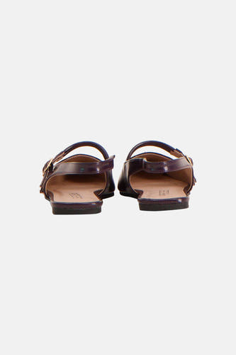 Paarse sandalen van PIECES® met gesp detail en bandjes over de voet, gezien vanaf de achterkant.
