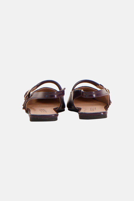 Paarse sandalen van PIECES® met gesp detail en bandjes over de voet, gezien vanaf de achterkant.