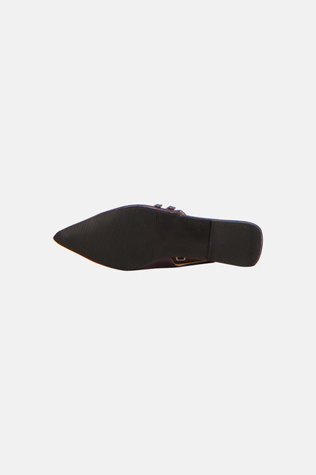 Paarse sandalen van PIECES® met een gladde zool en een puntige neus, gezien vanuit de onderkant.