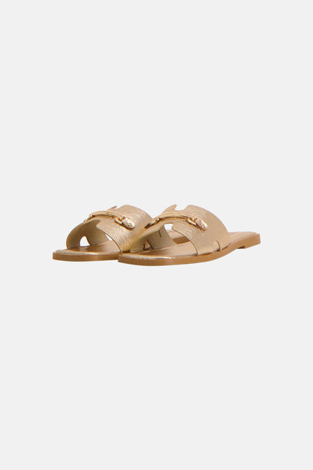 Pantoufles dorées de PIECES®, une paire, vues de dos.