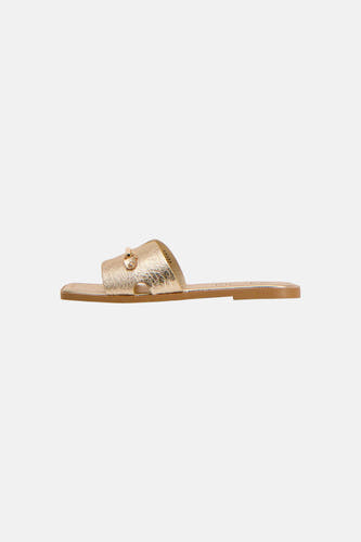 Gouden slippers van PIECES® met getextureerde band en metalen ringdetail, zij-aanzicht.