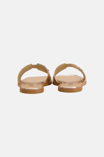Gouden slippers van PIECES®, een paar, gezien vanaf de achterkant.