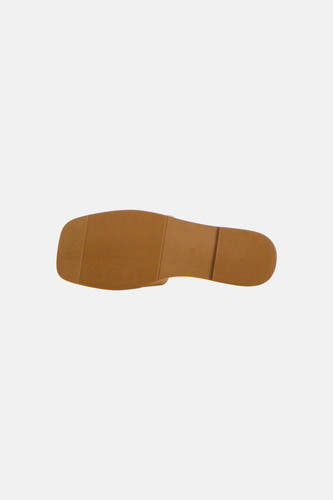 Mule avec semelle marron côtelée de PIECES® avec numéro de taille imprimé 38, vue de dessous.