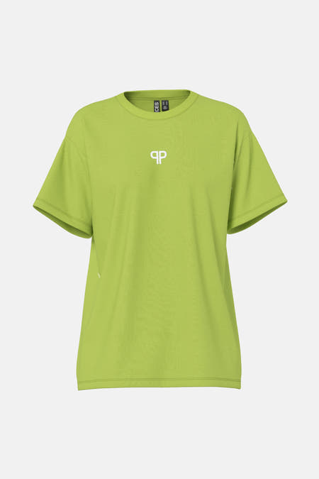 Groen T-shirt van PIECES® met korte mouwen en een wit logo op de borst.