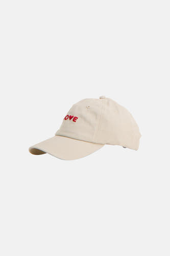Casquette blanche de PIECES® avec texte rouge 'OVE' sur le devant, en tissu de coton.