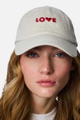 Casquette blanche PIECES®, avec texte 'LOVE' brodé en rouge.