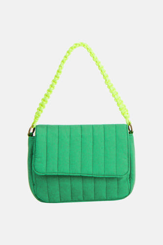Groene gewatteerde schoudertas van PIECES® met een gevlochten neongele schouderband en klepsluiting.