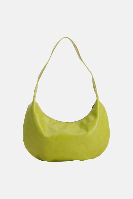 Sac à bandoulière vert de PIECES® avec une texture brillante légèrement plissée et une forme incurvée.