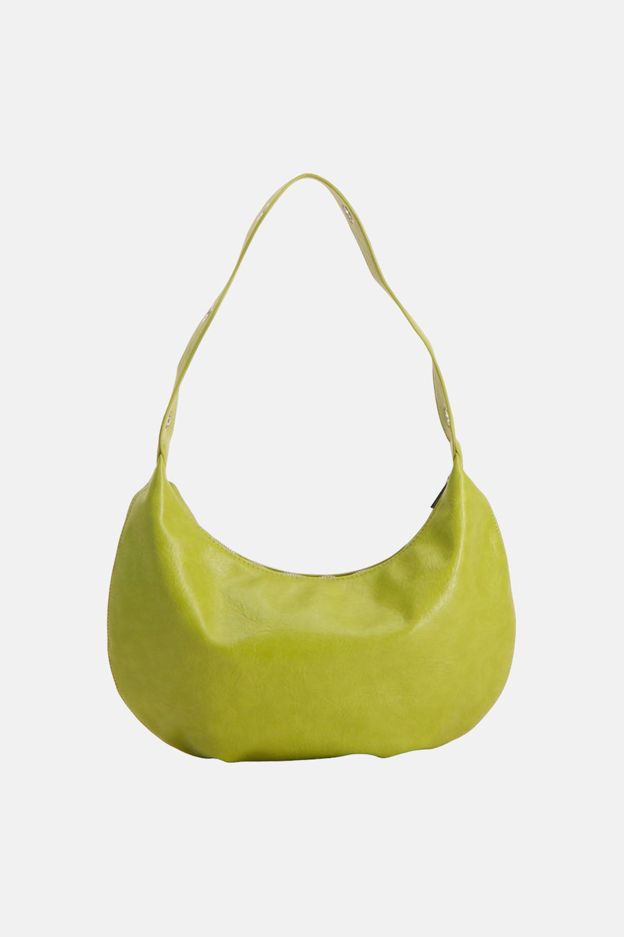 Sac à bandoulière vert de PIECES® avec une texture brillante légèrement plissée et une forme incurvée.