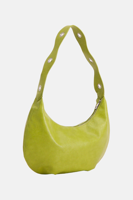 Groene halvemaanvormige schoudertas van PIECES® met golvende schouderband, zilverkleurige oogjes en ritssluiting.