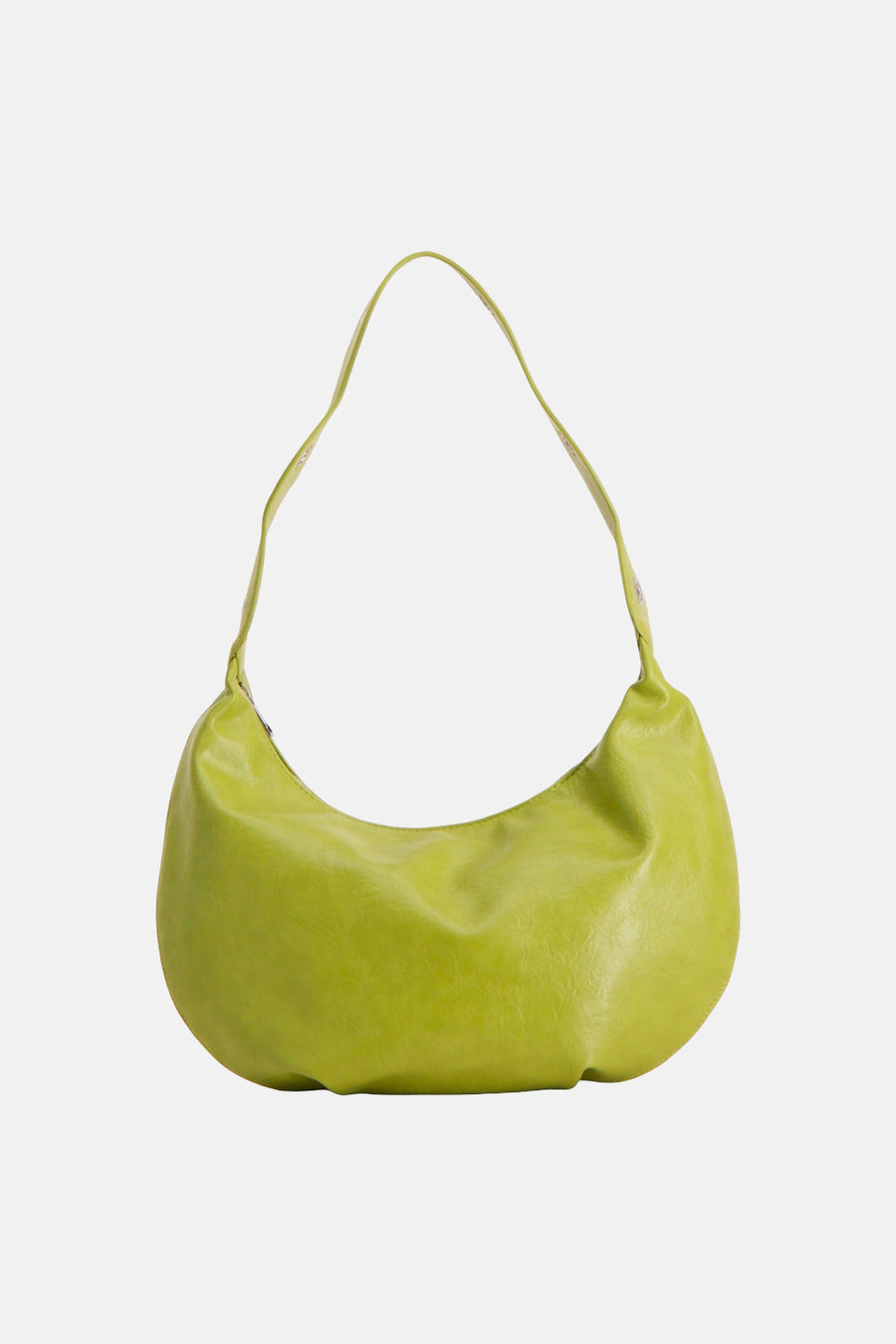 Groene schoudertas van PIECES® met een glimmende, licht geplooide textuur en een gebogen vorm.