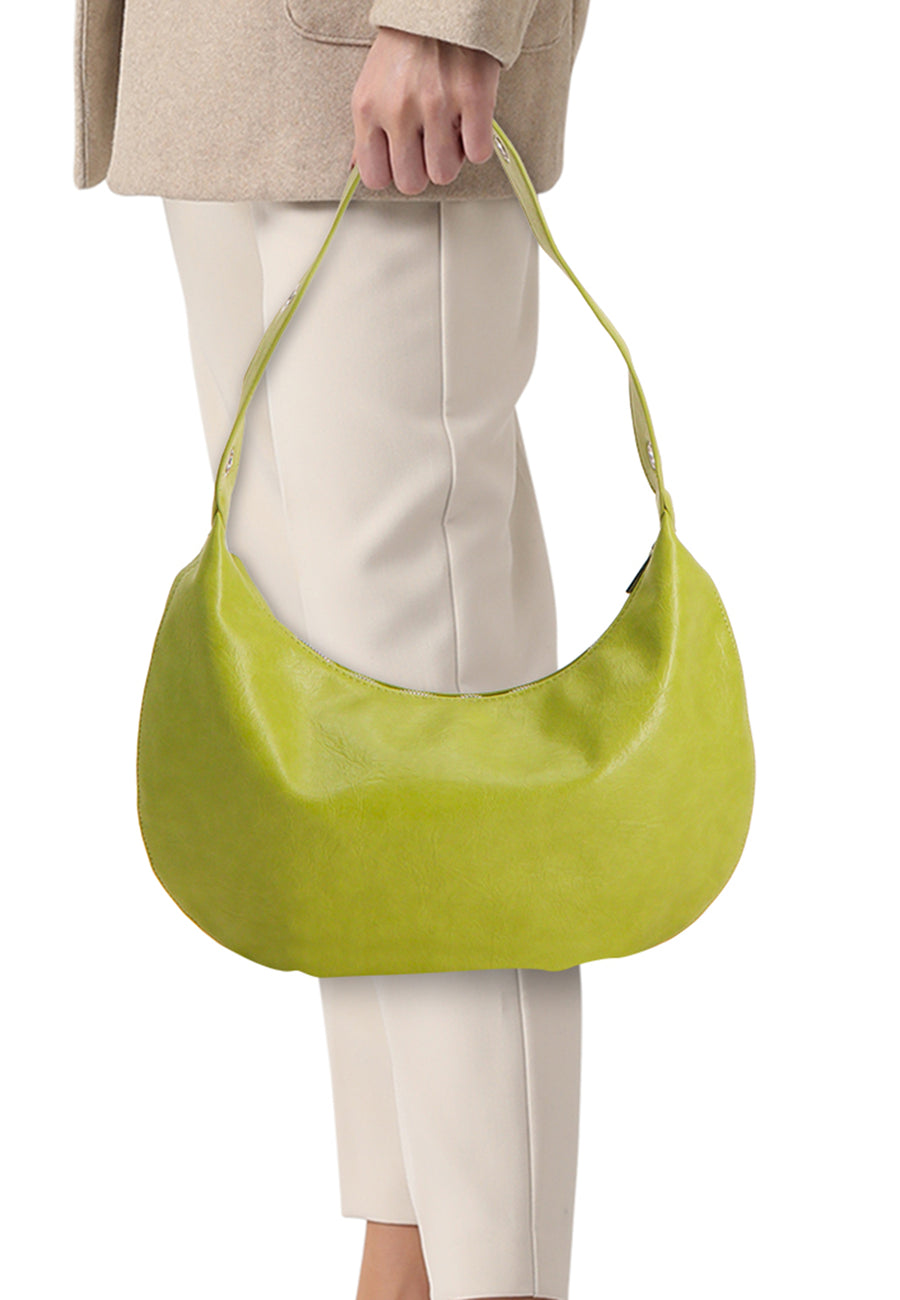 Sac à bandoulière vert style hobo de PIECES® avec texture brillante, fermeture à glissière et bandoulière étroite.