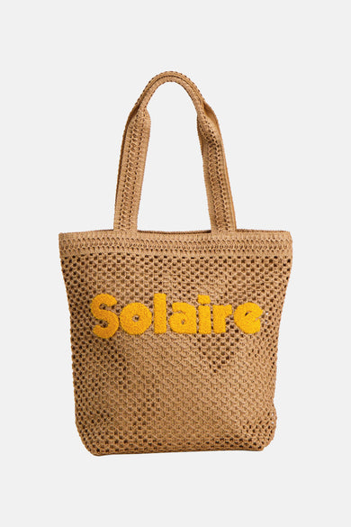 Sac à main en osier marron de PIECES® avec motif ajouré tissé et deux anses.