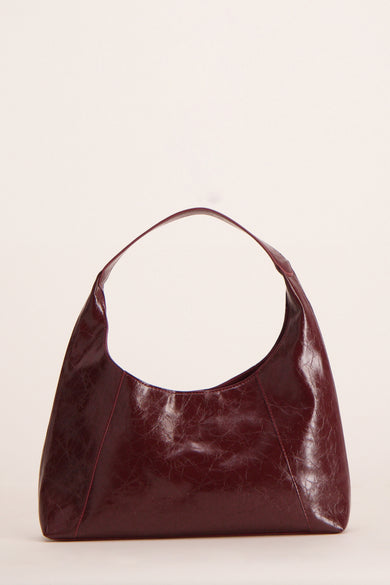 Bordeaux schoudertas van PIECES® met een glanzende, gekraakte textuur.

