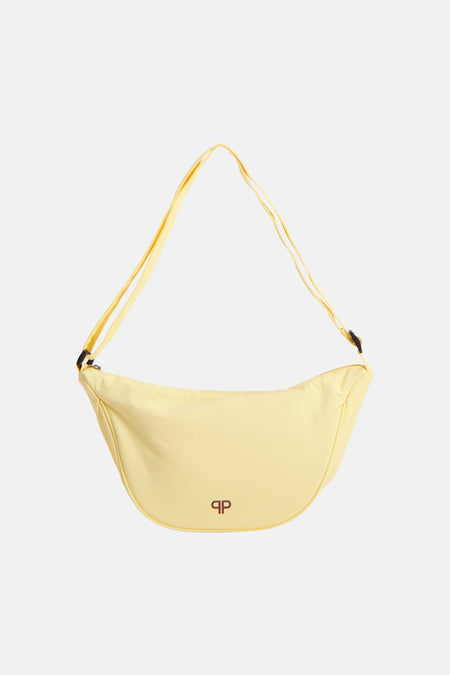 Gele schoudertas van PIECES®, met verstelbare band en klein logo detail.