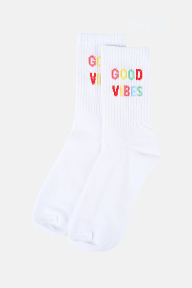Witte sokken van PIECES® met de tekst "Good Vibes" in verschillende kleuren.