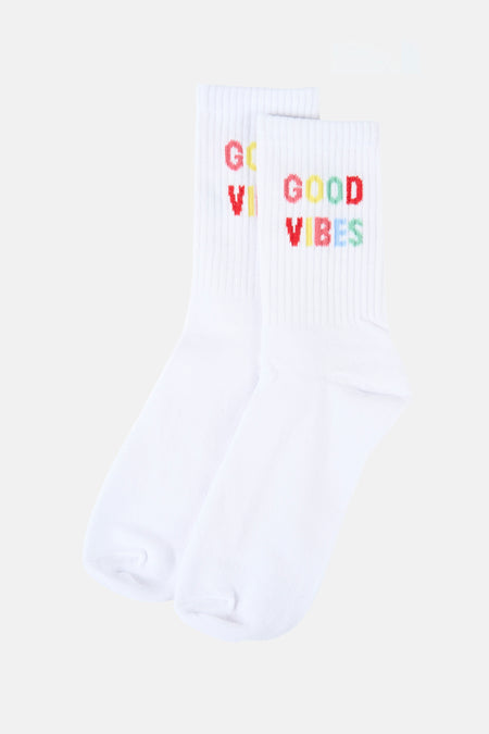 Chaussettes blanches de PIECES®, avec texte "Good Vibes" brodé en différentes couleurs.