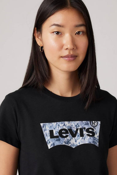 Zwart T-shirt met korte mouwen van Levi's, met een grafische logoprint op de borst en gouden oorbellen.

