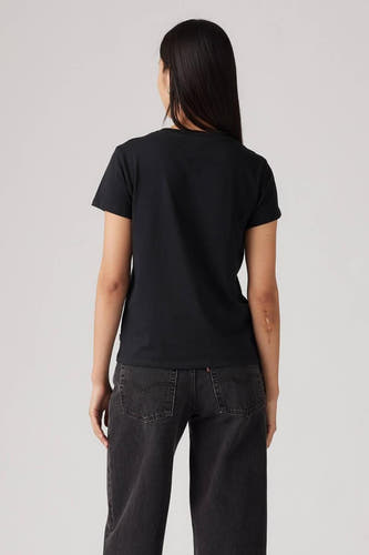 Zwart T-shirt met korte mouwen van Levi's, achterkant, gecombineerd met een zwarte jeans.