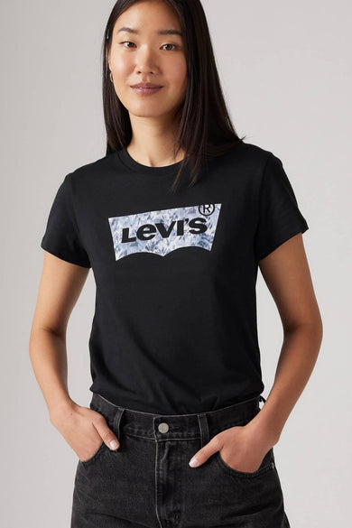 Zwart T-shirt met korte mouwen van Levi's, met groot logo op de borst en gedragen met een donkere jeans.
