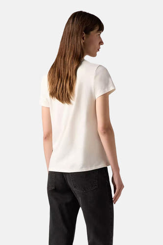 Ecru T-shirt met korte mouwen van Levi's, gezien van achteren, gecombineerd met zwarte jeans.
