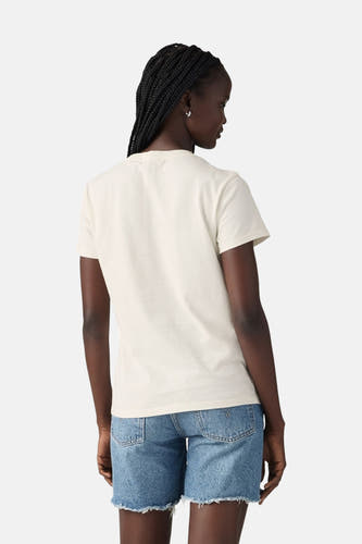 Ecru T-shirt met korte mouwen van Levi's, achterkant gezien, gecombineerd met spijkerbroek shorts en zilveren oorbellen.