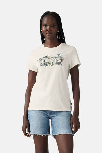 Ecru T-shirt met korte mouwen van Levi's, met een kleurrijke print van het logo op de voorkant, gecombineerd met denim shorts.
