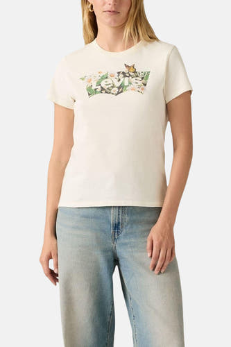 Beige T-shirt met korte mouwen van Levi's, met bloemenprint op de borst en een vlinder.
