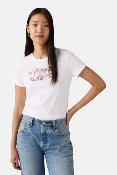 Wit T-shirt met korte mouwen van Levi's, met bloemenprint en gedragen met blauwe jeans.
