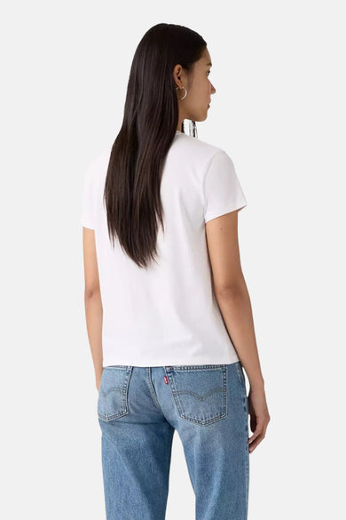 Wit T-shirt met korte mouwen van Levi's, met rechte pasvorm, gecombineerd met blauwe jeans.