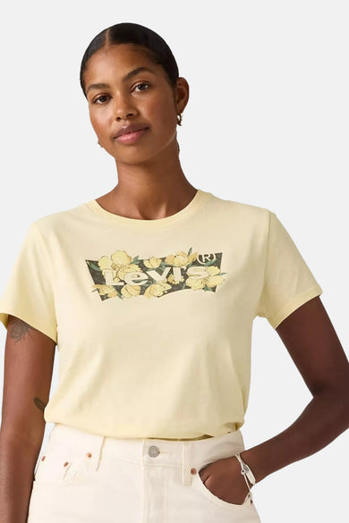 Geel T-shirt met korte mouwen van Levi's®, met een bloemenprint logo op de voorkant.
